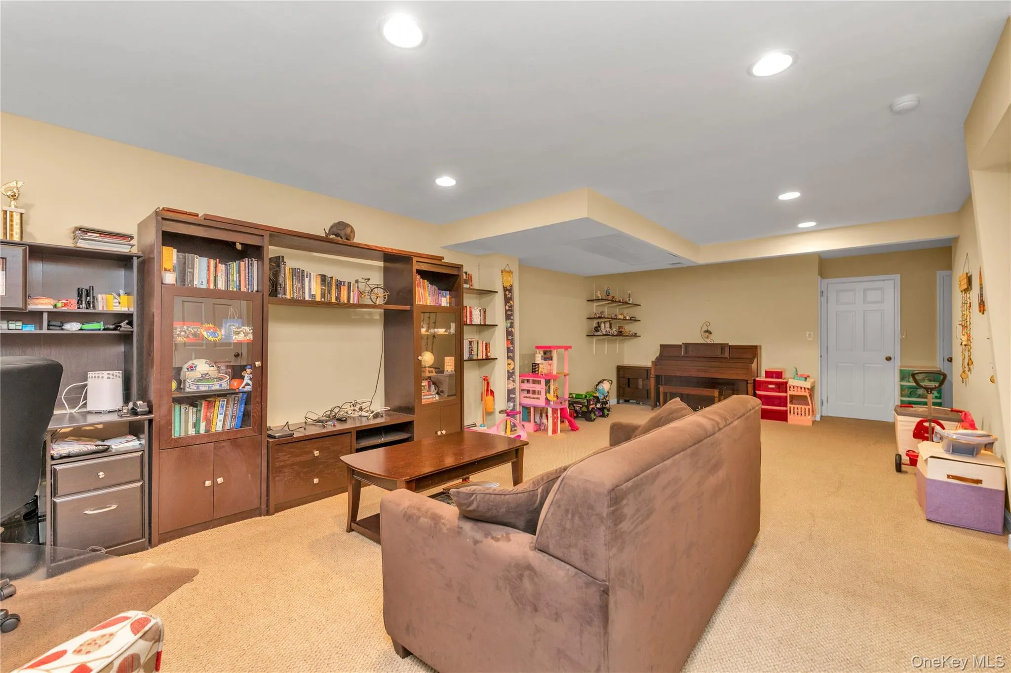 90 Virginia Drive, North Hempstead, NY, 3 Bedrooms Bedrooms, 7 Rooms Rooms,2 BathroomsBathrooms,Residential,For Rent,Virginia,0,KEY1017779 90 Virginia Drive, North Hempstead, NY, 3 Bedrooms Bedrooms, 7 Rooms Rooms,2 BathroomsBathrooms,Residential,For Rent,Virginia,0,KEY1017779