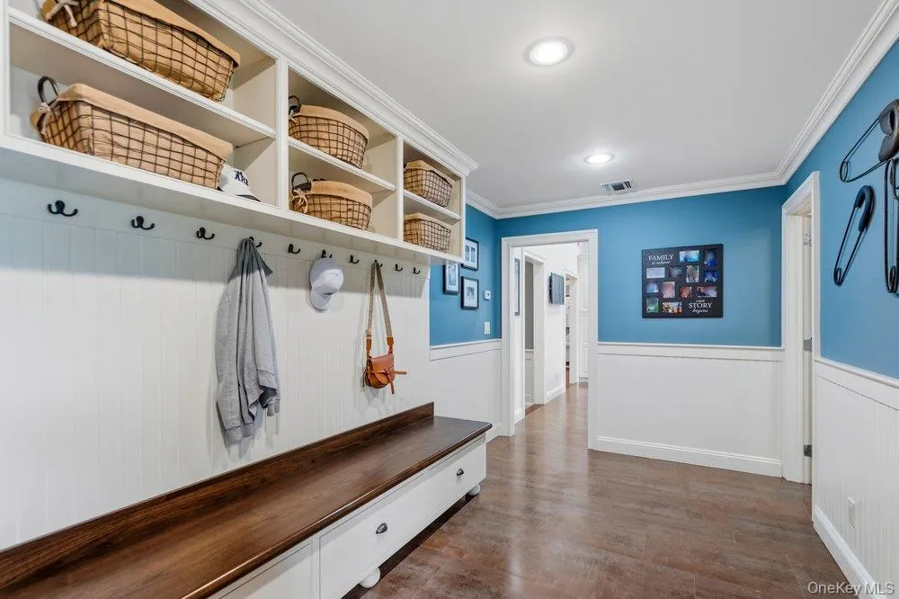 6 Colonial Gate, Oyster Bay, NY, 4 Bedrooms Bedrooms, 10 Rooms Rooms,3 BathroomsBathrooms,Residential,For Rent,Colonial Gate,0,KEY1017782 6 Colonial Gate, Oyster Bay, NY, 4 Bedrooms Bedrooms, 10 Rooms Rooms,3 BathroomsBathrooms,Residential,For Rent,Colonial Gate,0,KEY1017782
