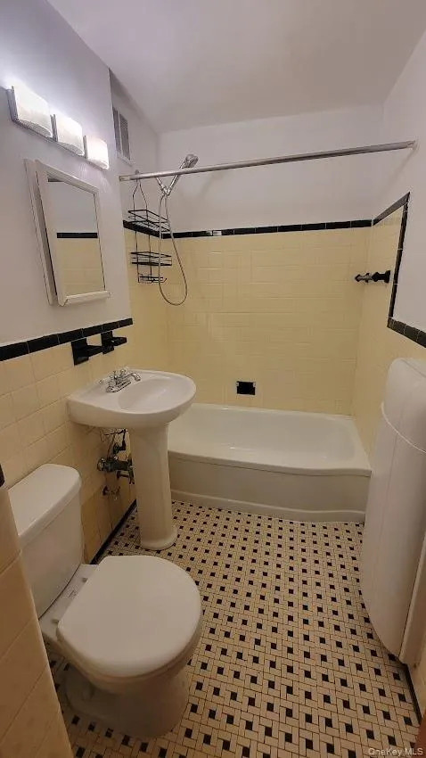 98-34 63rd Drive, New York, NY, 1 Bedroom Bedrooms, 3 Rooms Rooms,1 BathroomBathrooms,Residential Lease,For Rent,63rd,0,KEY1017785 98-34 63rd Drive, New York, NY, 1 Bedroom Bedrooms, 3 Rooms Rooms,1 BathroomBathrooms,Residential Lease,For Rent,63rd,0,KEY1017785