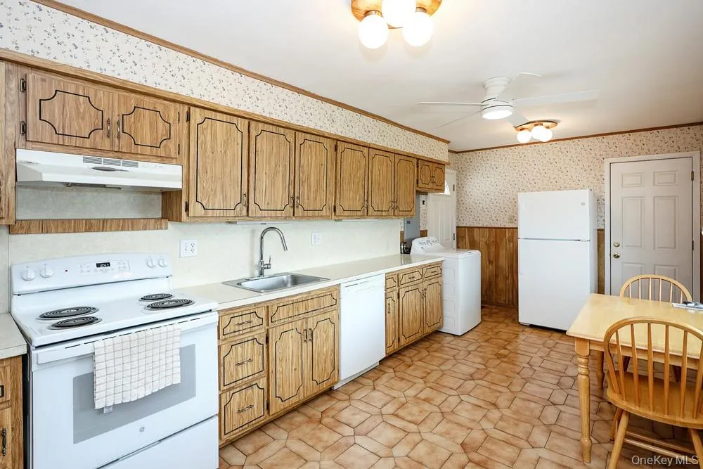 Large Eat In Kitchen with Plenty of Cabinet Space and Attached Garage Large Eat In Kitchen with Plenty of Cabinet Space and Attached Garage