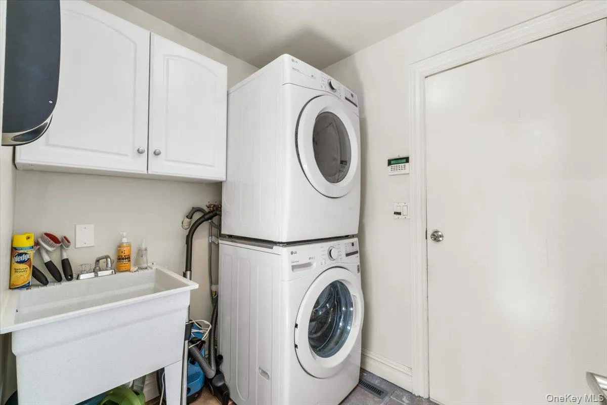 42 North Road, North Hempstead, NY, 4 Bedrooms Bedrooms, 8 Rooms Rooms,2 BathroomsBathrooms,Residential,For Rent,North,0,1017811 42 North Road, North Hempstead, NY, 4 Bedrooms Bedrooms, 8 Rooms Rooms,2 BathroomsBathrooms,Residential,For Rent,North,0,1017811