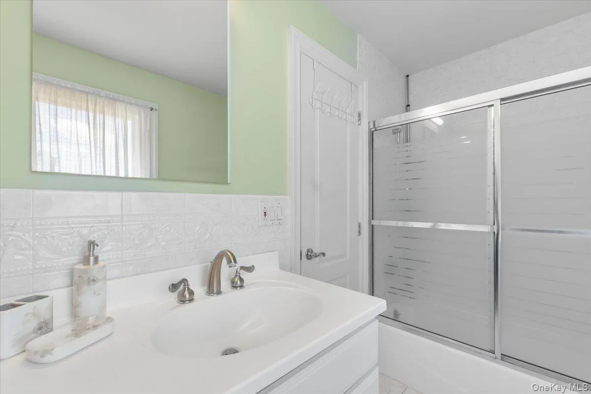 42 North Road, North Hempstead, NY, 4 Bedrooms Bedrooms, 8 Rooms Rooms,2 BathroomsBathrooms,Residential,For Rent,North,0,1017811 42 North Road, North Hempstead, NY, 4 Bedrooms Bedrooms, 8 Rooms Rooms,2 BathroomsBathrooms,Residential,For Rent,North,0,1017811