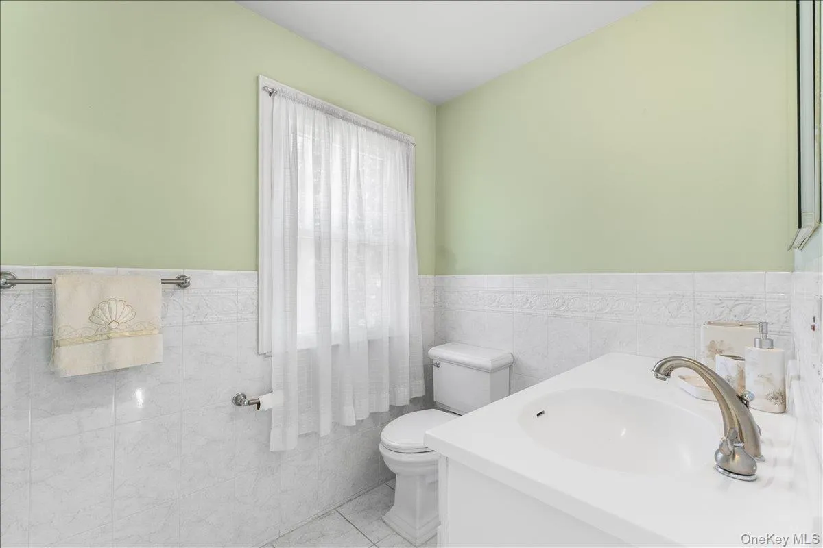 42 North Road, North Hempstead, NY, 4 Bedrooms Bedrooms, 8 Rooms Rooms,2 BathroomsBathrooms,Residential,For Rent,North,0,1017811 42 North Road, North Hempstead, NY, 4 Bedrooms Bedrooms, 8 Rooms Rooms,2 BathroomsBathrooms,Residential,For Rent,North,0,1017811