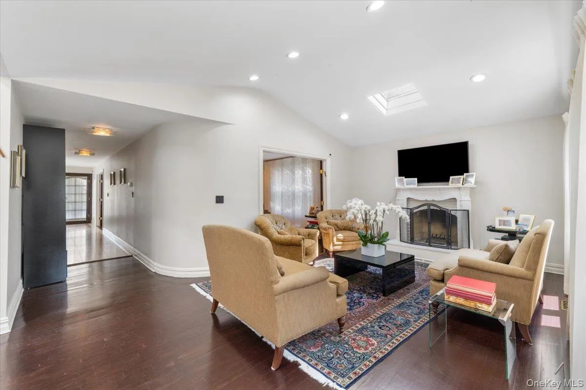42 North Road, North Hempstead, NY, 4 Bedrooms Bedrooms, 8 Rooms Rooms,2 BathroomsBathrooms,Residential,For Rent,North,0,1017811 42 North Road, North Hempstead, NY, 4 Bedrooms Bedrooms, 8 Rooms Rooms,2 BathroomsBathrooms,Residential,For Rent,North,0,1017811