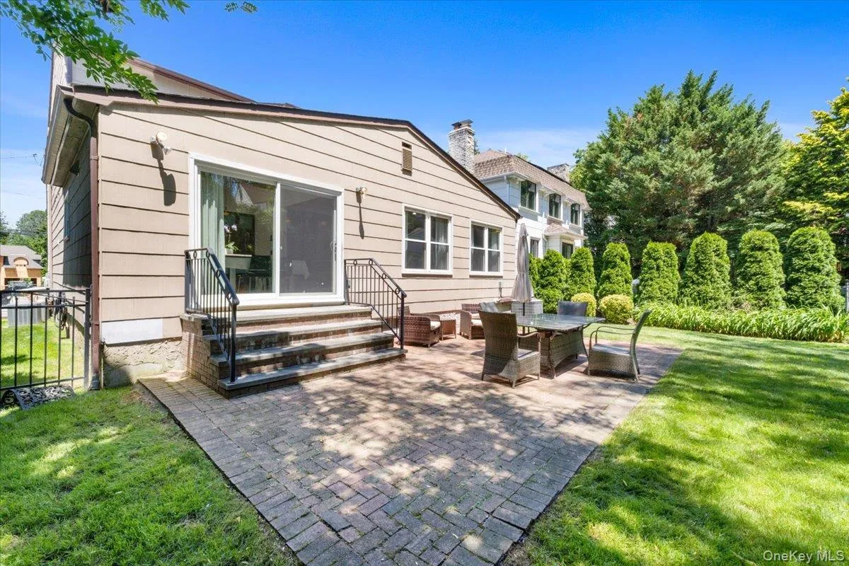 42 North Road, North Hempstead, NY, 4 Bedrooms Bedrooms, 8 Rooms Rooms,2 BathroomsBathrooms,Residential,For Rent,North,0,1017811 42 North Road, North Hempstead, NY, 4 Bedrooms Bedrooms, 8 Rooms Rooms,2 BathroomsBathrooms,Residential,For Rent,North,0,1017811