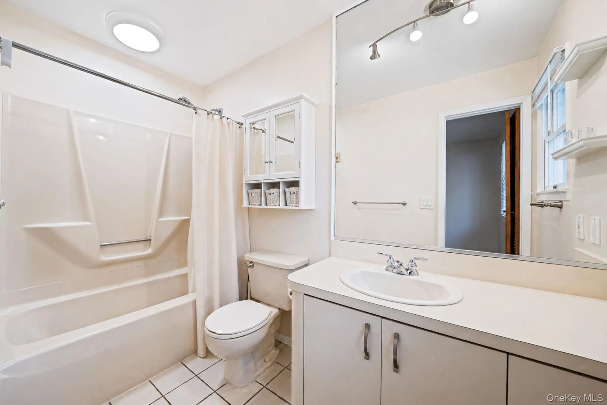 6 Malba Drive, Brookhaven, NY, 2 Bedrooms Bedrooms, 6 Rooms Rooms,2 BathroomsBathrooms,Residential,For Rent,Malba,0,KEY1017822 6 Malba Drive, Brookhaven, NY, 2 Bedrooms Bedrooms, 6 Rooms Rooms,2 BathroomsBathrooms,Residential,For Rent,Malba,0,KEY1017822