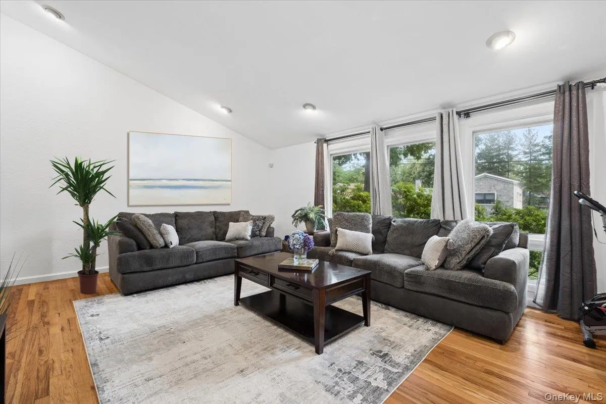 21 Tanglewood Road, Greenburgh, NY, 3 Bedrooms Bedrooms, 7 Rooms Rooms,2 BathroomsBathrooms,Residential,For Rent,Tanglewood,0,KEY1017832 21 Tanglewood Road, Greenburgh, NY, 3 Bedrooms Bedrooms, 7 Rooms Rooms,2 BathroomsBathrooms,Residential,For Rent,Tanglewood,0,KEY1017832