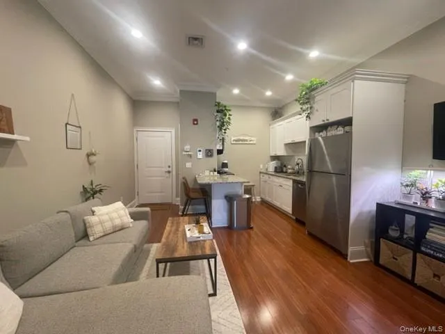 41 Green Street, Huntington, NY, 1 Bedroom Bedrooms, 3 Rooms Rooms,1 BathroomBathrooms,Residential Lease,For Rent,Green,0,KEY1017843 41 Green Street, Huntington, NY, 1 Bedroom Bedrooms, 3 Rooms Rooms,1 BathroomBathrooms,Residential Lease,For Rent,Green,0,KEY1017843