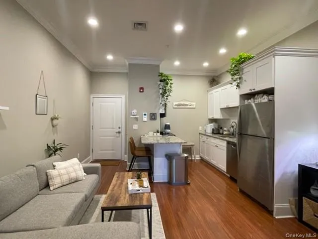 41 Green Street, Huntington, NY, 1 Bedroom Bedrooms, 3 Rooms Rooms,1 BathroomBathrooms,Residential Lease,For Rent,Green,0,KEY1017843 41 Green Street, Huntington, NY, 1 Bedroom Bedrooms, 3 Rooms Rooms,1 BathroomBathrooms,Residential Lease,For Rent,Green,0,KEY1017843