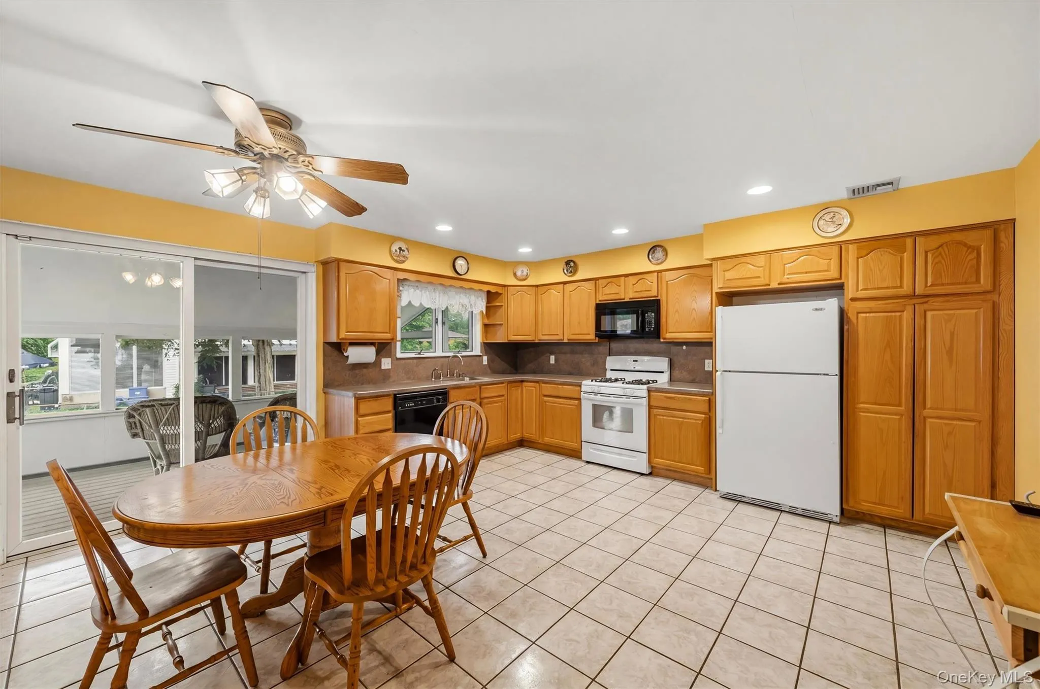 Eat in Kitchen with ceiling fan Eat in Kitchen with ceiling fan