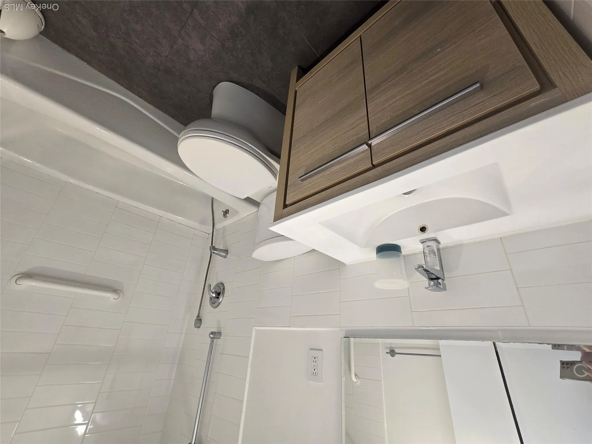 240-29 70 Avenue, New York, NY, 3 Bedrooms Bedrooms, 7 Rooms Rooms,2 BathroomsBathrooms,Residential Lease,For Rent,70,0,KEY1017875 240-29 70 Avenue, New York, NY, 3 Bedrooms Bedrooms, 7 Rooms Rooms,2 BathroomsBathrooms,Residential Lease,For Rent,70,0,KEY1017875