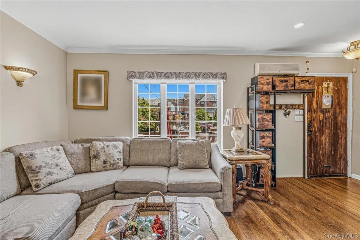 2012 43rd Street, New York, NY, 3 Bedrooms Bedrooms, 8 Rooms Rooms,2 BathroomsBathrooms,Residential,For Rent,43rd,0,KEY1017883 2012 43rd Street, New York, NY, 3 Bedrooms Bedrooms, 8 Rooms Rooms,2 BathroomsBathrooms,Residential,For Rent,43rd,0,KEY1017883