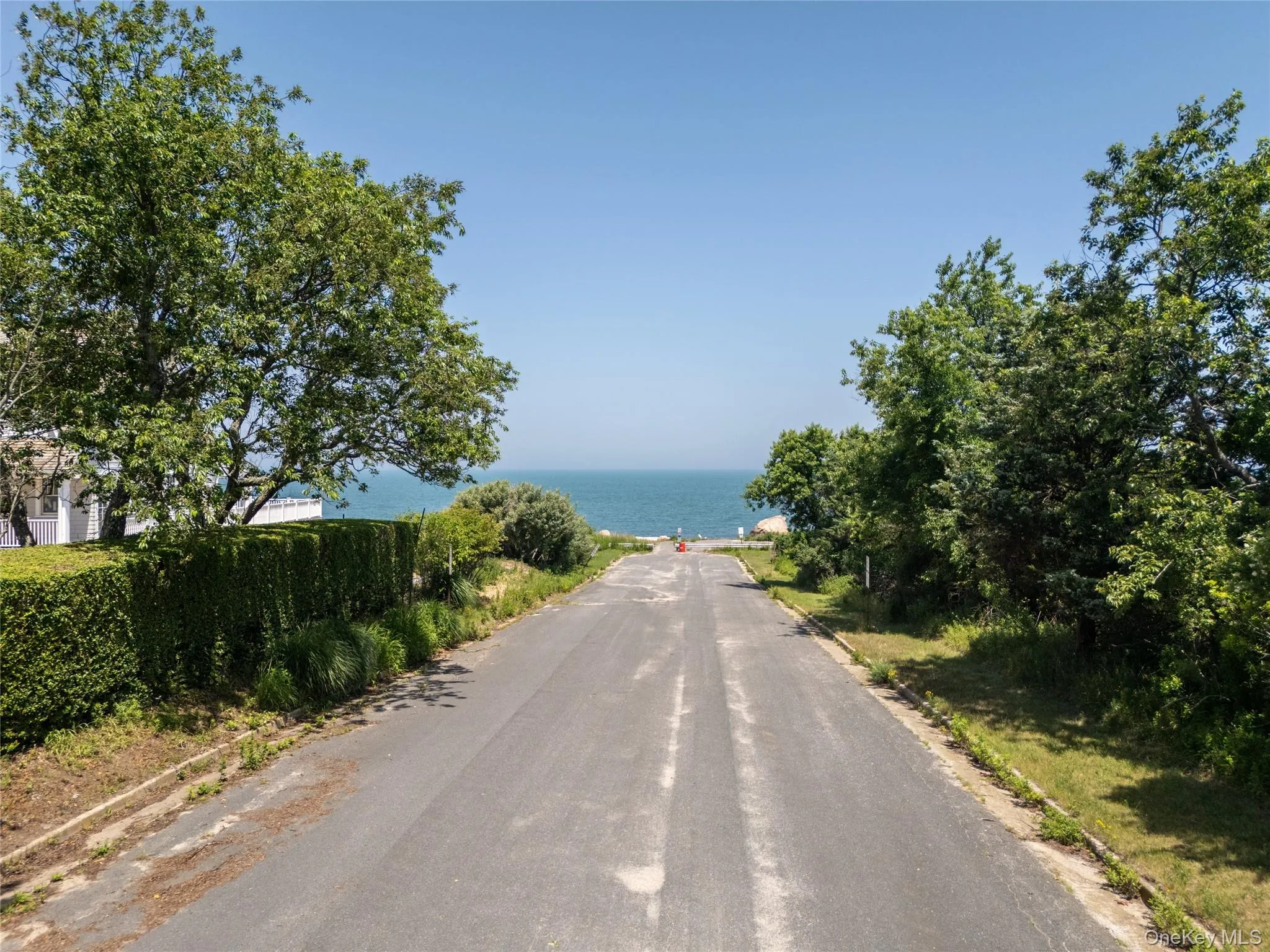 Street to premier beachfront parcel. Street to premier beachfront parcel.