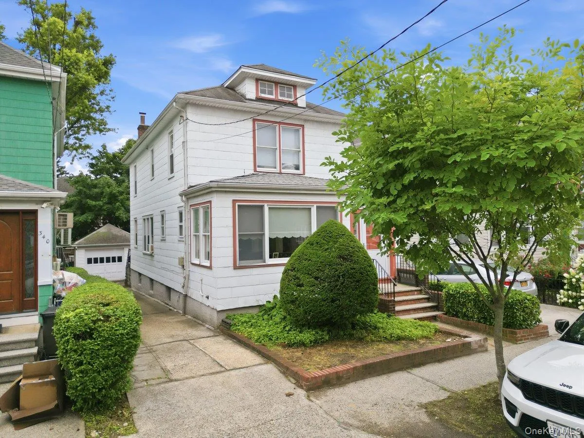 Wonderful Detached Home with your own Private driveway and a 1 Car Garage Wonderful Detached Home with your own Private driveway and a 1 Car Garage