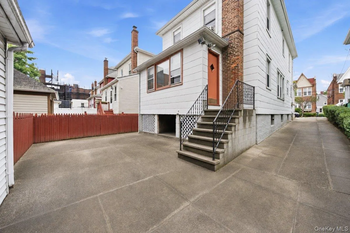 338 238th Street, New York, NY, 3 Bedrooms Bedrooms, 9 Rooms Rooms,1 BathroomBathrooms,Residential,For Rent,238th,0,KEY1017907 338 238th Street, New York, NY, 3 Bedrooms Bedrooms, 9 Rooms Rooms,1 BathroomBathrooms,Residential,For Rent,238th,0,KEY1017907