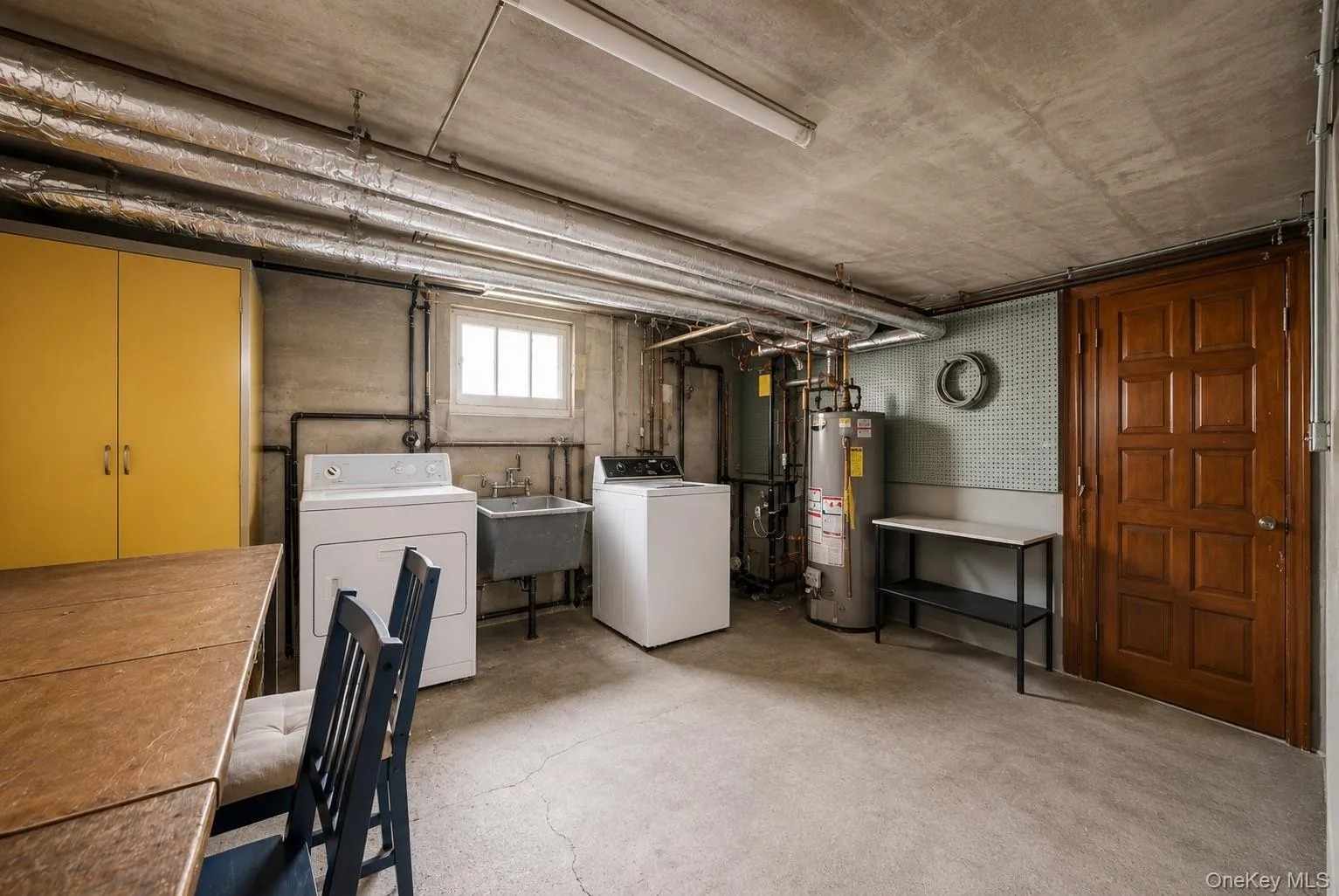 Laundry access, Utility area and Storage Laundry access, Utility area and Storage