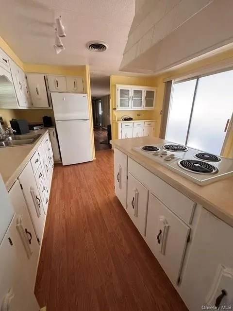 1040 Violet Ave, Hyde Park, NY, 2 Bedrooms Bedrooms, 4 Rooms Rooms,2 BathroomsBathrooms,Residential,For Rent,Violet Ave,0,1017910 1040 Violet Ave, Hyde Park, NY, 2 Bedrooms Bedrooms, 4 Rooms Rooms,2 BathroomsBathrooms,Residential,For Rent,Violet Ave,0,1017910