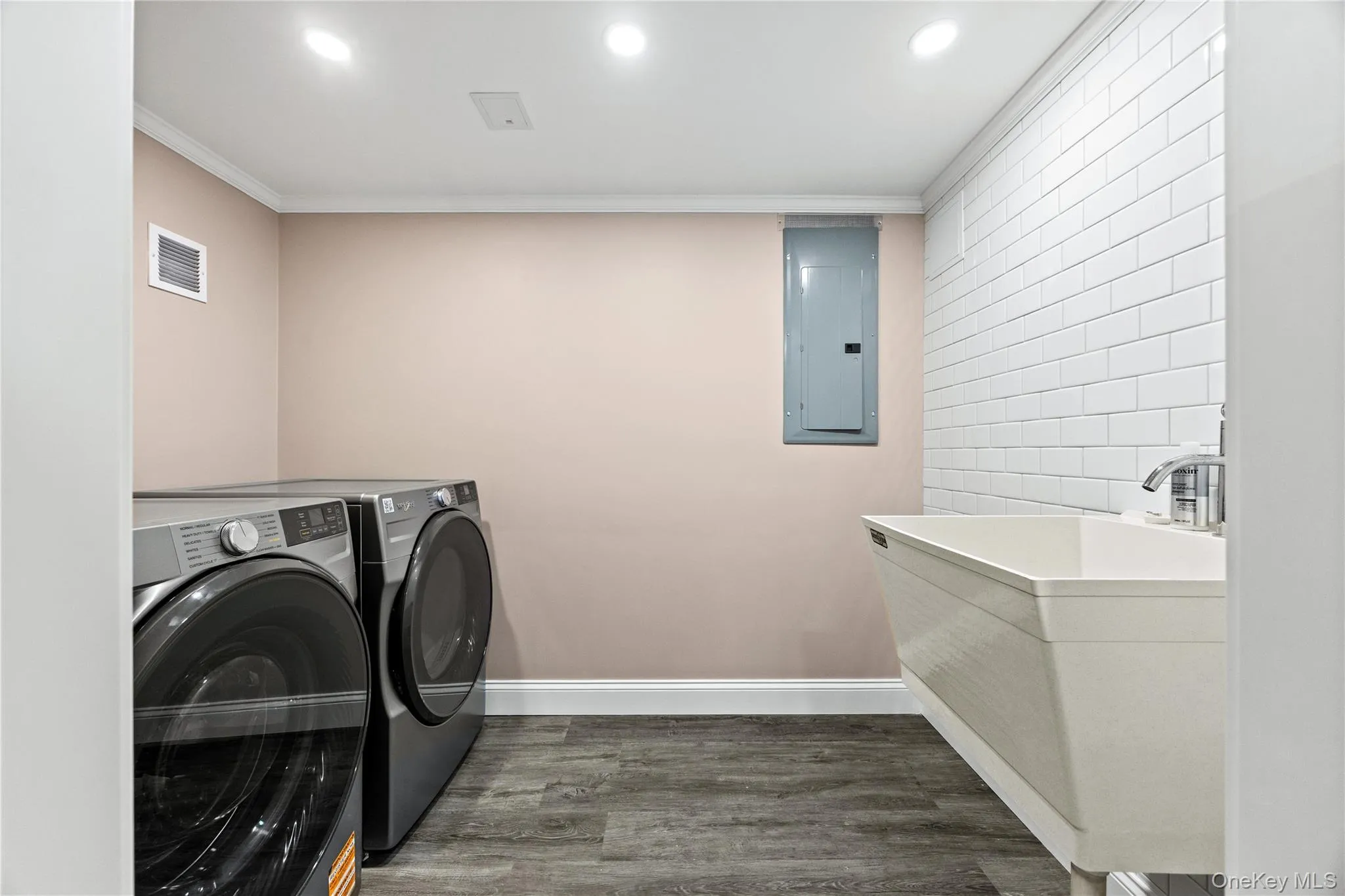 17 Wren Drive, Oyster Bay, NY, 4 Bedrooms Bedrooms, 9 Rooms Rooms,2 BathroomsBathrooms,Residential,For Rent,Wren,0,KEY1017959 17 Wren Drive, Oyster Bay, NY, 4 Bedrooms Bedrooms, 9 Rooms Rooms,2 BathroomsBathrooms,Residential,For Rent,Wren,0,KEY1017959