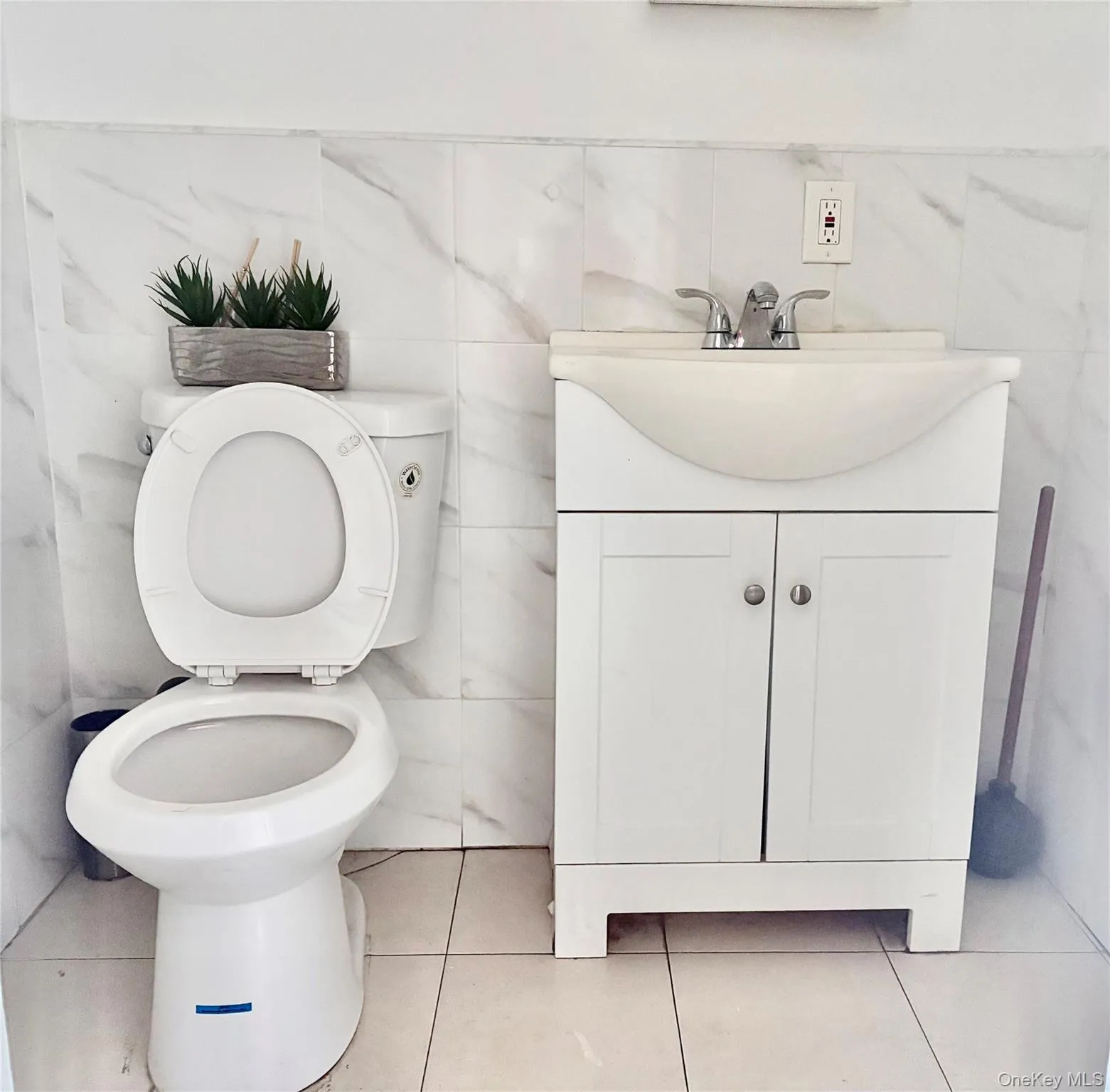 Well-maintained half bath featuring modern fixtures, providing added convenience for staff and clients. Well-maintained half bath featuring modern fixtures, providing added convenience for staff and clients.