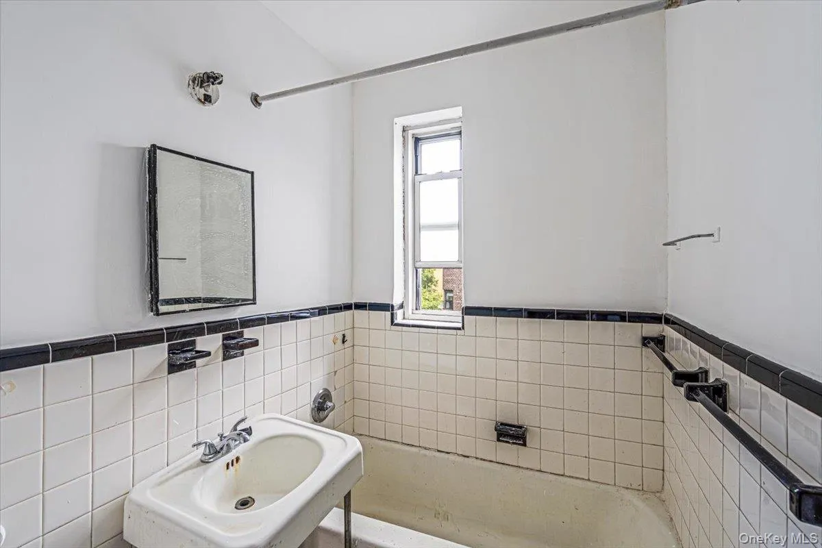 8333 Austin Street, New York, NY, 2 Bedrooms Bedrooms, 6 Rooms Rooms,1 BathroomBathrooms,Residential,For Rent,Austin,0,1017972 8333 Austin Street, New York, NY, 2 Bedrooms Bedrooms, 6 Rooms Rooms,1 BathroomBathrooms,Residential,For Rent,Austin,0,1017972