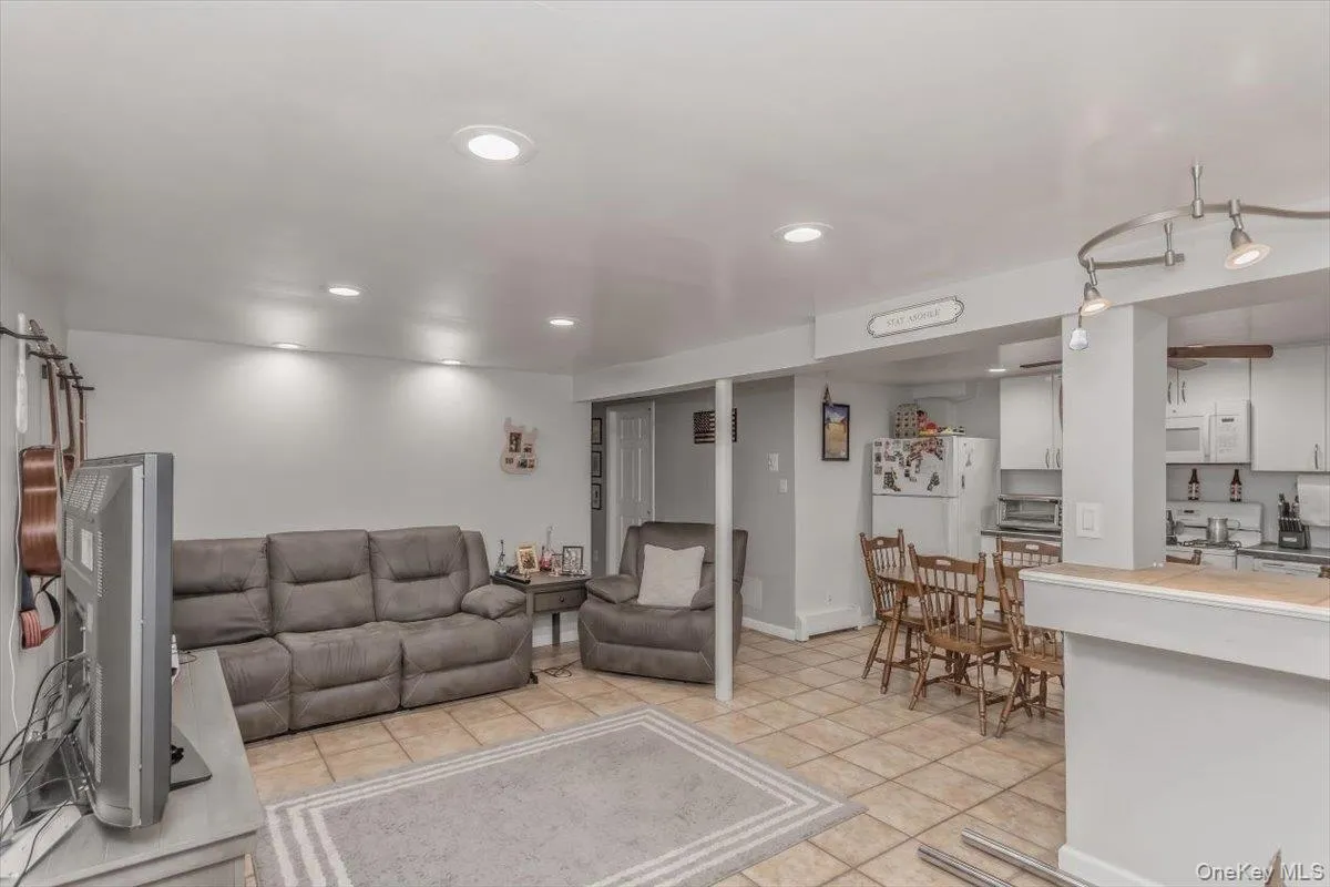 3158 Rawlins Avenue, New York, NY, 5 Bedrooms Bedrooms, 10 Rooms Rooms,3 BathroomsBathrooms,Residential,For Rent,Rawlins,0,1017978 3158 Rawlins Avenue, New York, NY, 5 Bedrooms Bedrooms, 10 Rooms Rooms,3 BathroomsBathrooms,Residential,For Rent,Rawlins,0,1017978