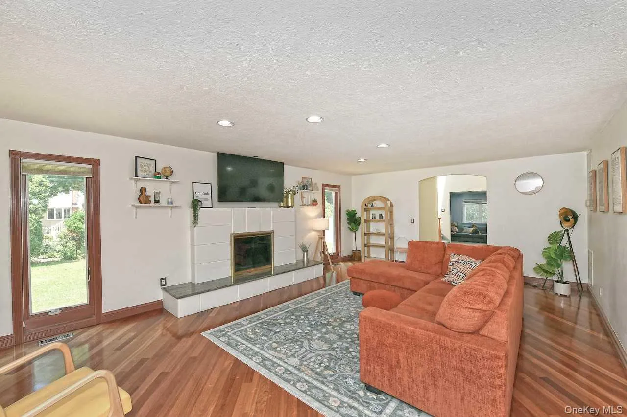 20 Oak Street, Smithtown, NY, 3 Bedrooms Bedrooms, 8 Rooms Rooms,2 BathroomsBathrooms,Residential,For Rent,Oak,0,1017995 20 Oak Street, Smithtown, NY, 3 Bedrooms Bedrooms, 8 Rooms Rooms,2 BathroomsBathrooms,Residential,For Rent,Oak,0,1017995