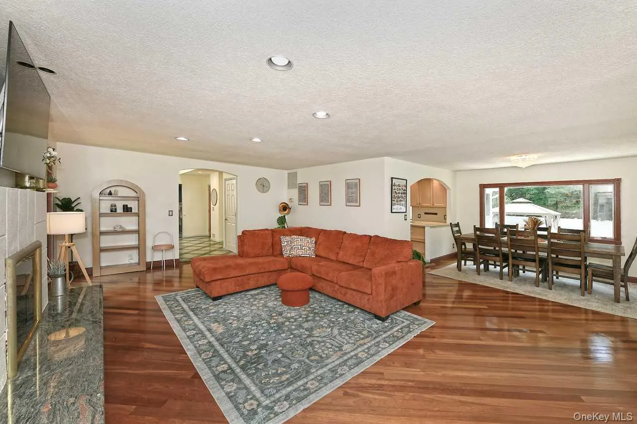20 Oak Street, Smithtown, NY, 3 Bedrooms Bedrooms, 8 Rooms Rooms,2 BathroomsBathrooms,Residential,For Rent,Oak,0,1017995 20 Oak Street, Smithtown, NY, 3 Bedrooms Bedrooms, 8 Rooms Rooms,2 BathroomsBathrooms,Residential,For Rent,Oak,0,1017995