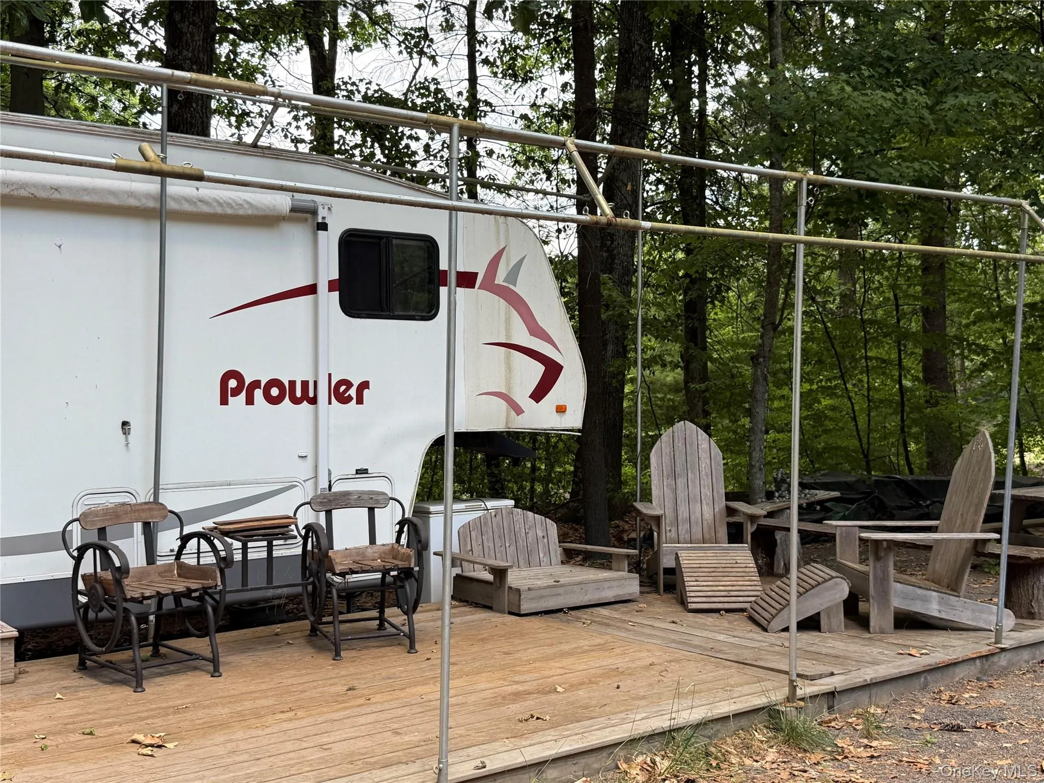 Camper with outside and deck and bar area Camper with outside and deck and bar area
