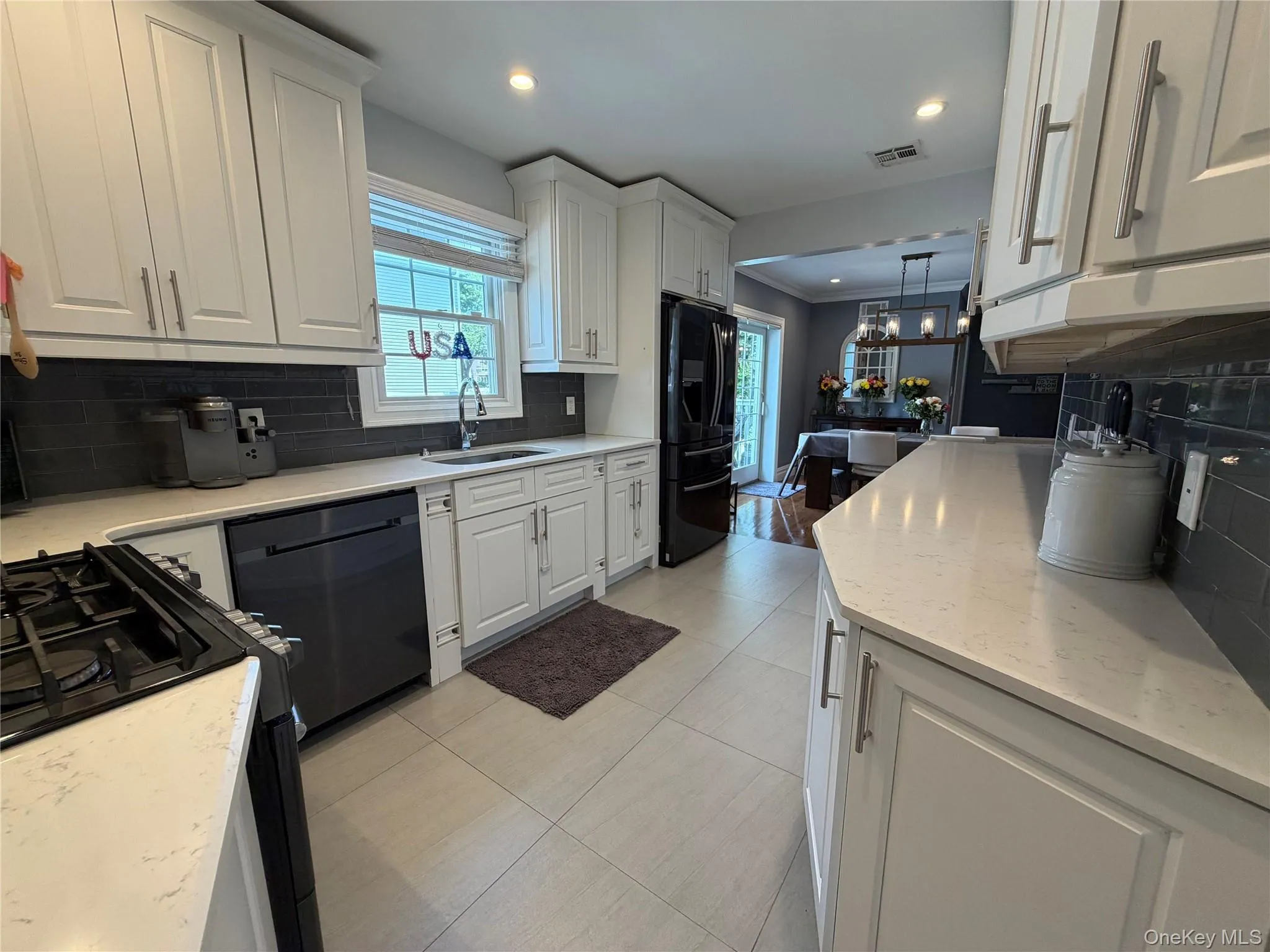 Recently renovated kitchen with quartz countertops and tons of storage. Recently renovated kitchen with quartz countertops and tons of storage.