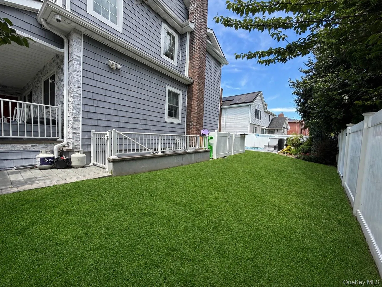 spacious side yard spacious side yard