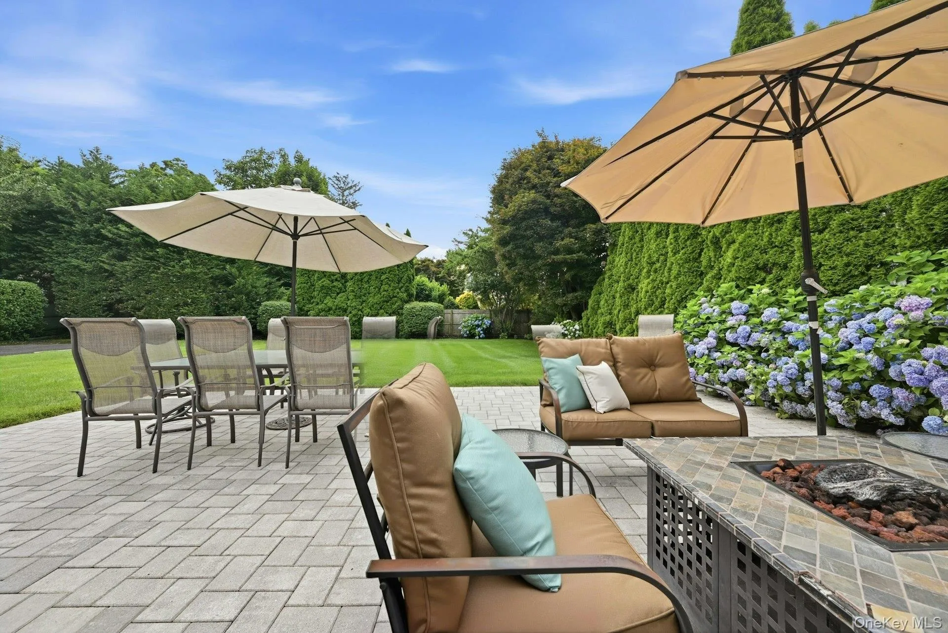 Entertainers paver patio Entertainers paver patio