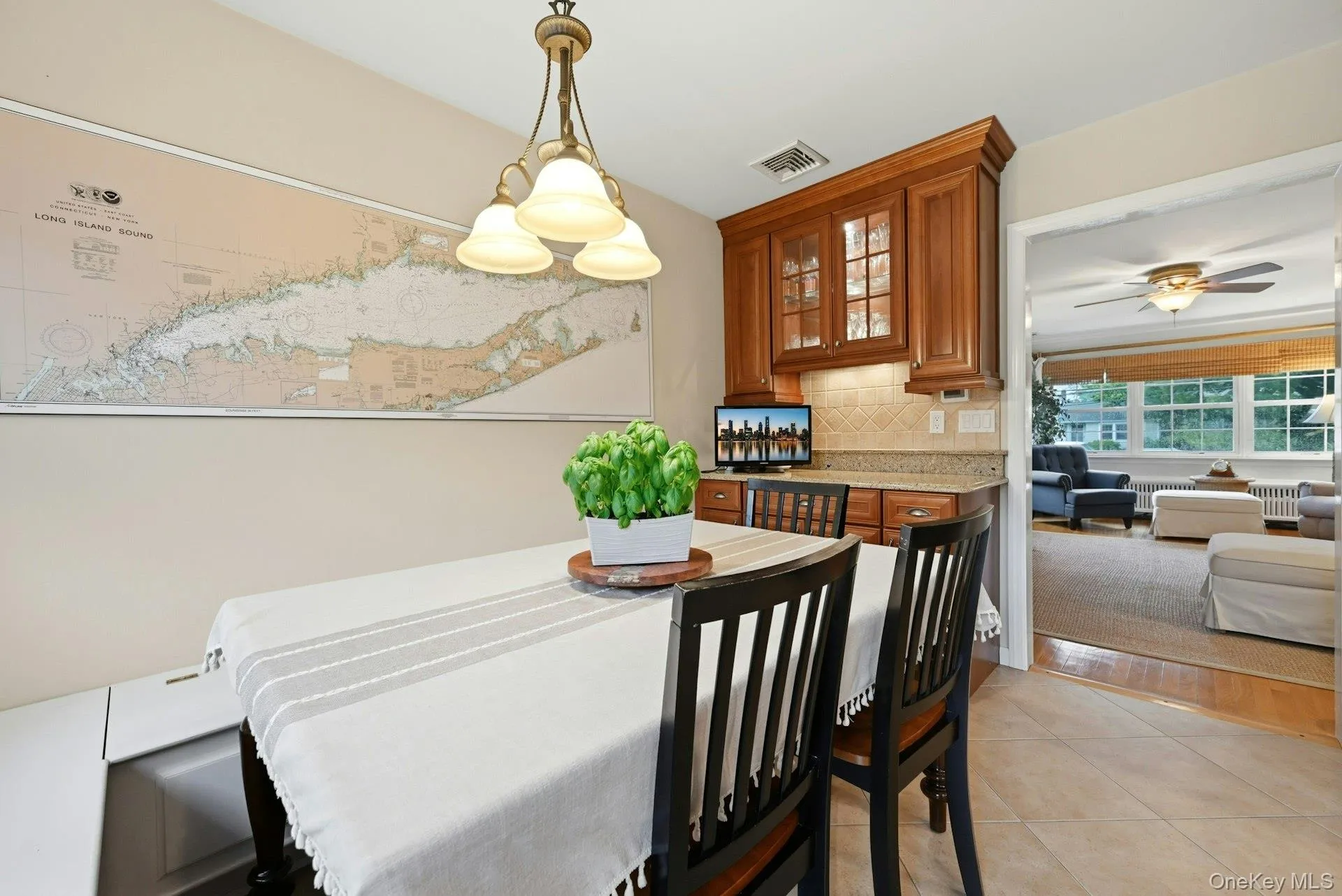 Dining with built in bar Dining with built in bar