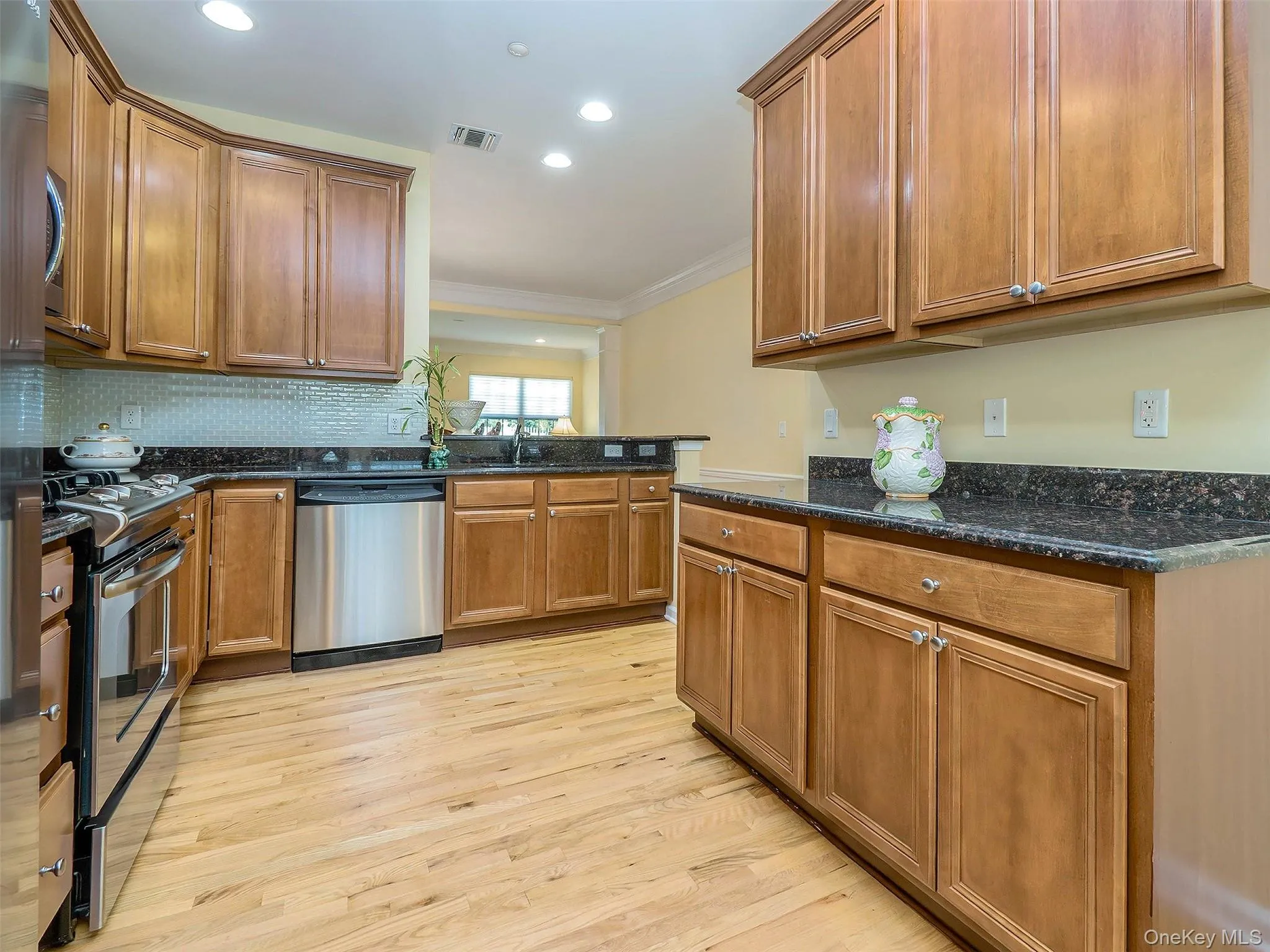 Wood Cabinetry,Granite counters, and Stainless Steel Appliances. Wood Cabinetry,Granite counters, and Stainless Steel Appliances.