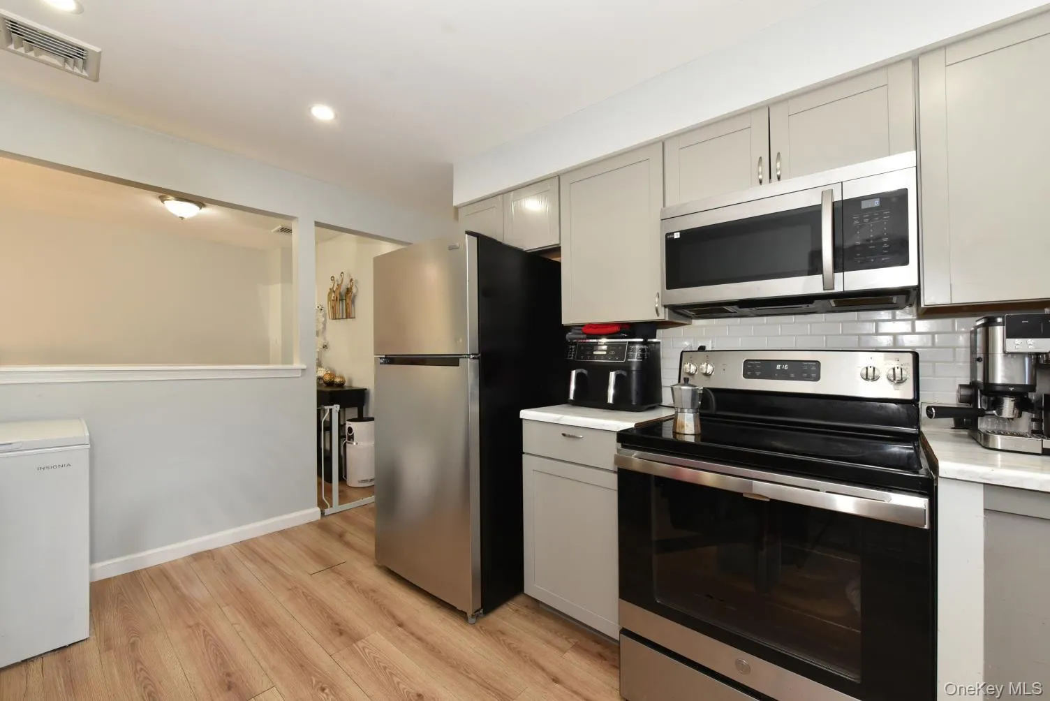 10 Miller Avenue, Islip, NY, 6 Bedrooms Bedrooms, 12 Rooms Rooms,2 BathroomsBathrooms,Residential,For Rent,Miller,0,KEY1018059 10 Miller Avenue, Islip, NY, 6 Bedrooms Bedrooms, 12 Rooms Rooms,2 BathroomsBathrooms,Residential,For Rent,Miller,0,KEY1018059