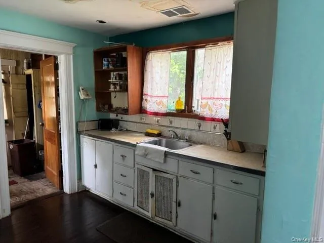 35 Fairview Avenue, North Hempstead, NY, 4 Bedrooms Bedrooms, 7 Rooms Rooms,2 BathroomsBathrooms,Residential,For Rent,Fairview,0,KEY1018060 35 Fairview Avenue, North Hempstead, NY, 4 Bedrooms Bedrooms, 7 Rooms Rooms,2 BathroomsBathrooms,Residential,For Rent,Fairview,0,KEY1018060