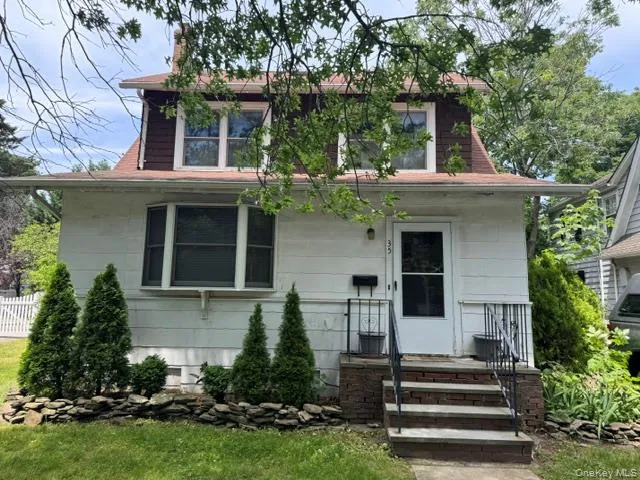 35 Fairview Avenue, North Hempstead, NY, 4 Bedrooms Bedrooms, 7 Rooms Rooms,2 BathroomsBathrooms,Residential,For Rent,Fairview,0,KEY1018060 35 Fairview Avenue, North Hempstead, NY, 4 Bedrooms Bedrooms, 7 Rooms Rooms,2 BathroomsBathrooms,Residential,For Rent,Fairview,0,KEY1018060