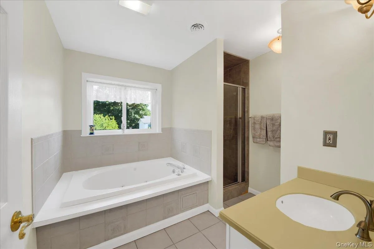 Jacuzzi tubCorian vanity Jacuzzi tubCorian vanity