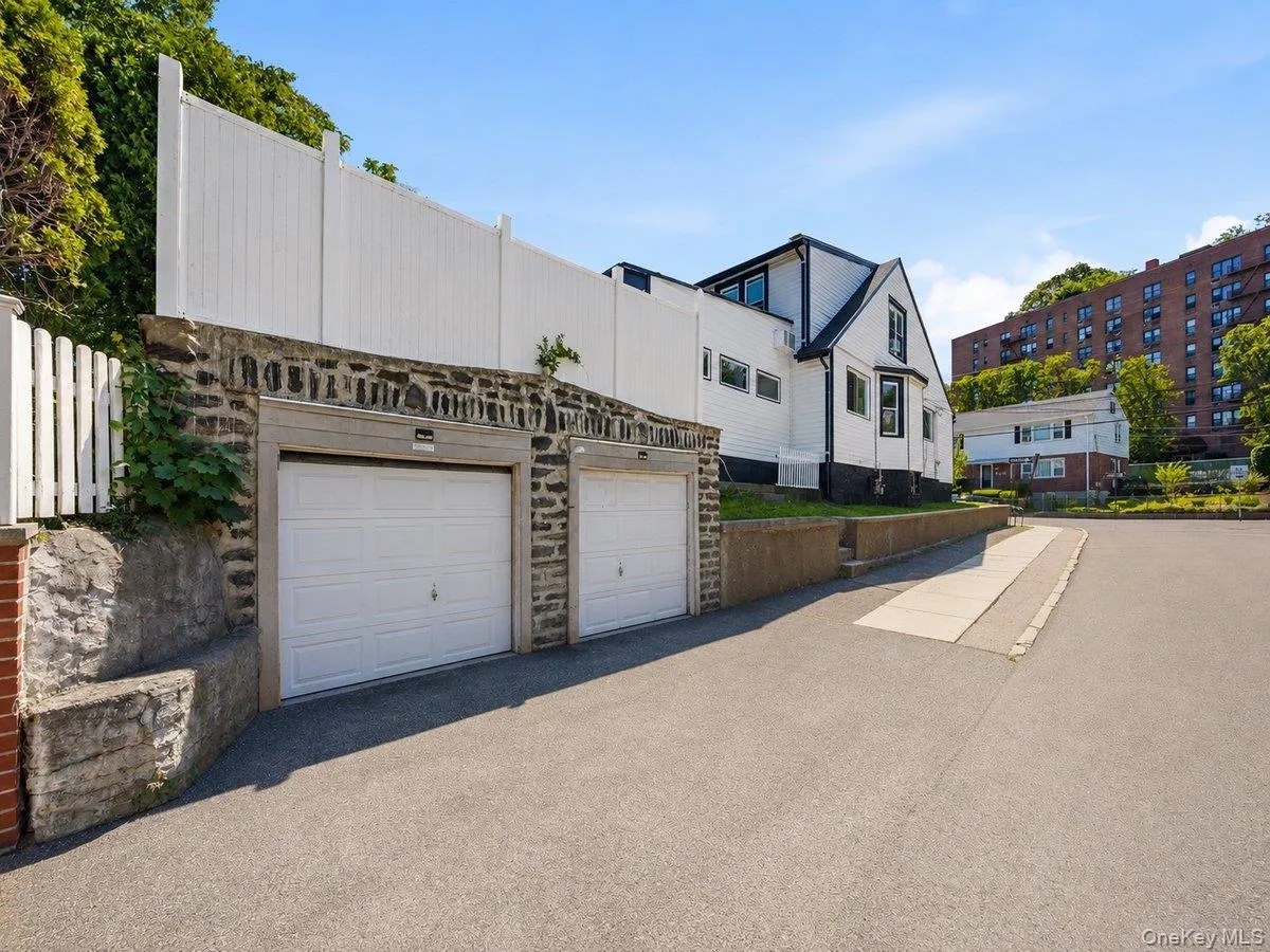 172 Crescent Place, Yonkers, NY, 3 Bedrooms Bedrooms, 9 Rooms Rooms,2 BathroomsBathrooms,Residential,For Rent,Crescent,0,KEY1018100 172 Crescent Place, Yonkers, NY, 3 Bedrooms Bedrooms, 9 Rooms Rooms,2 BathroomsBathrooms,Residential,For Rent,Crescent,0,KEY1018100