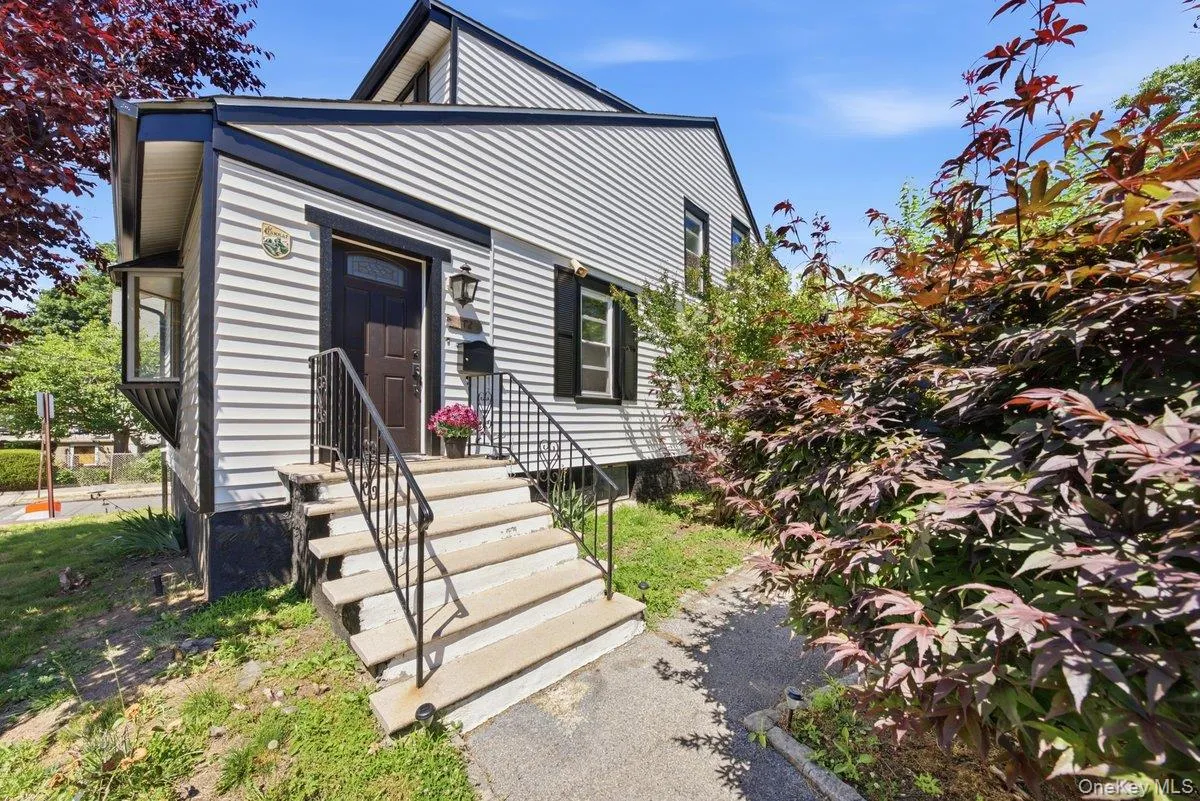 172 Crescent Place, Yonkers, NY, 3 Bedrooms Bedrooms, 9 Rooms Rooms,2 BathroomsBathrooms,Residential,For Rent,Crescent,0,KEY1018100 172 Crescent Place, Yonkers, NY, 3 Bedrooms Bedrooms, 9 Rooms Rooms,2 BathroomsBathrooms,Residential,For Rent,Crescent,0,KEY1018100