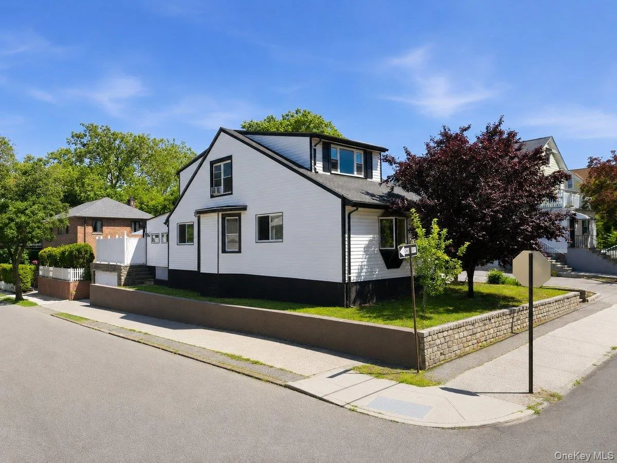 172 Crescent Place, Yonkers, NY, 3 Bedrooms Bedrooms, 9 Rooms Rooms,2 BathroomsBathrooms,Residential,For Rent,Crescent,0,KEY1018100 172 Crescent Place, Yonkers, NY, 3 Bedrooms Bedrooms, 9 Rooms Rooms,2 BathroomsBathrooms,Residential,For Rent,Crescent,0,KEY1018100