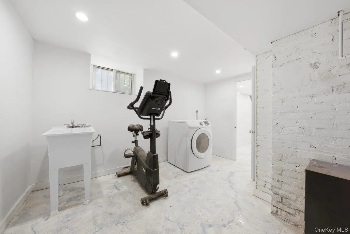 172 Crescent Place, Yonkers, NY, 3 Bedrooms Bedrooms, 9 Rooms Rooms,2 BathroomsBathrooms,Residential,For Rent,Crescent,0,KEY1018100 172 Crescent Place, Yonkers, NY, 3 Bedrooms Bedrooms, 9 Rooms Rooms,2 BathroomsBathrooms,Residential,For Rent,Crescent,0,KEY1018100