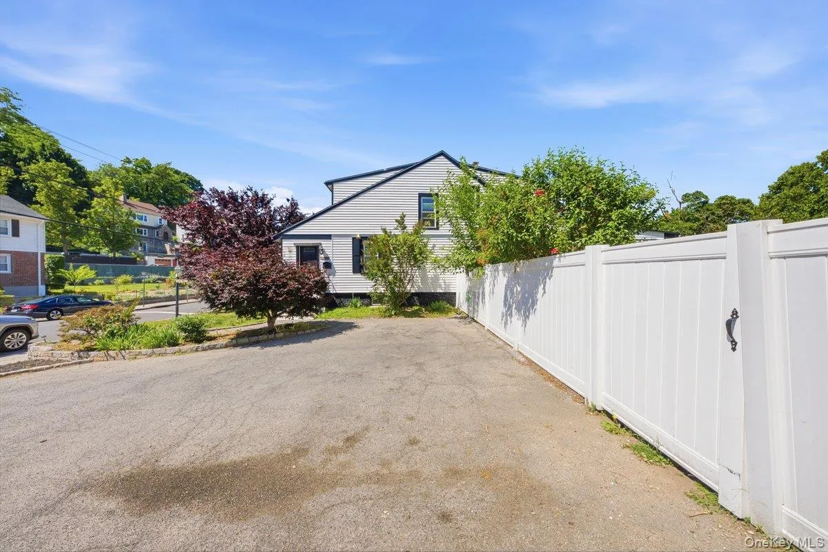 172 Crescent Place, Yonkers, NY, 3 Bedrooms Bedrooms, 9 Rooms Rooms,2 BathroomsBathrooms,Residential,For Rent,Crescent,0,KEY1018100 172 Crescent Place, Yonkers, NY, 3 Bedrooms Bedrooms, 9 Rooms Rooms,2 BathroomsBathrooms,Residential,For Rent,Crescent,0,KEY1018100
