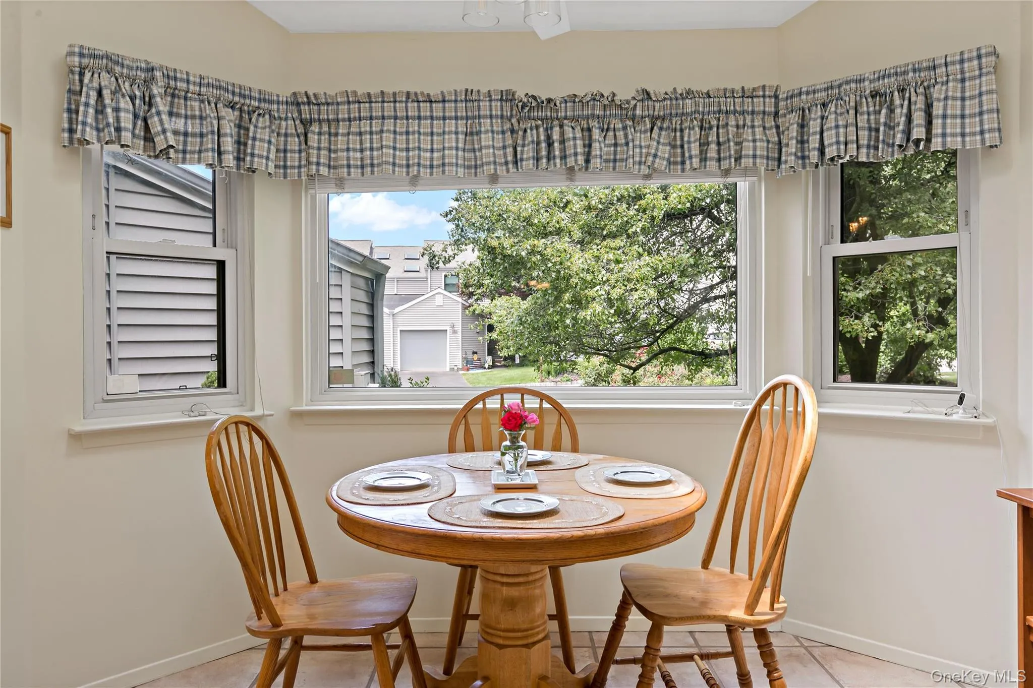 Eat-In-Kitchen. Cheery Breakfast Nook Area. Eat-In-Kitchen. Cheery Breakfast Nook Area.