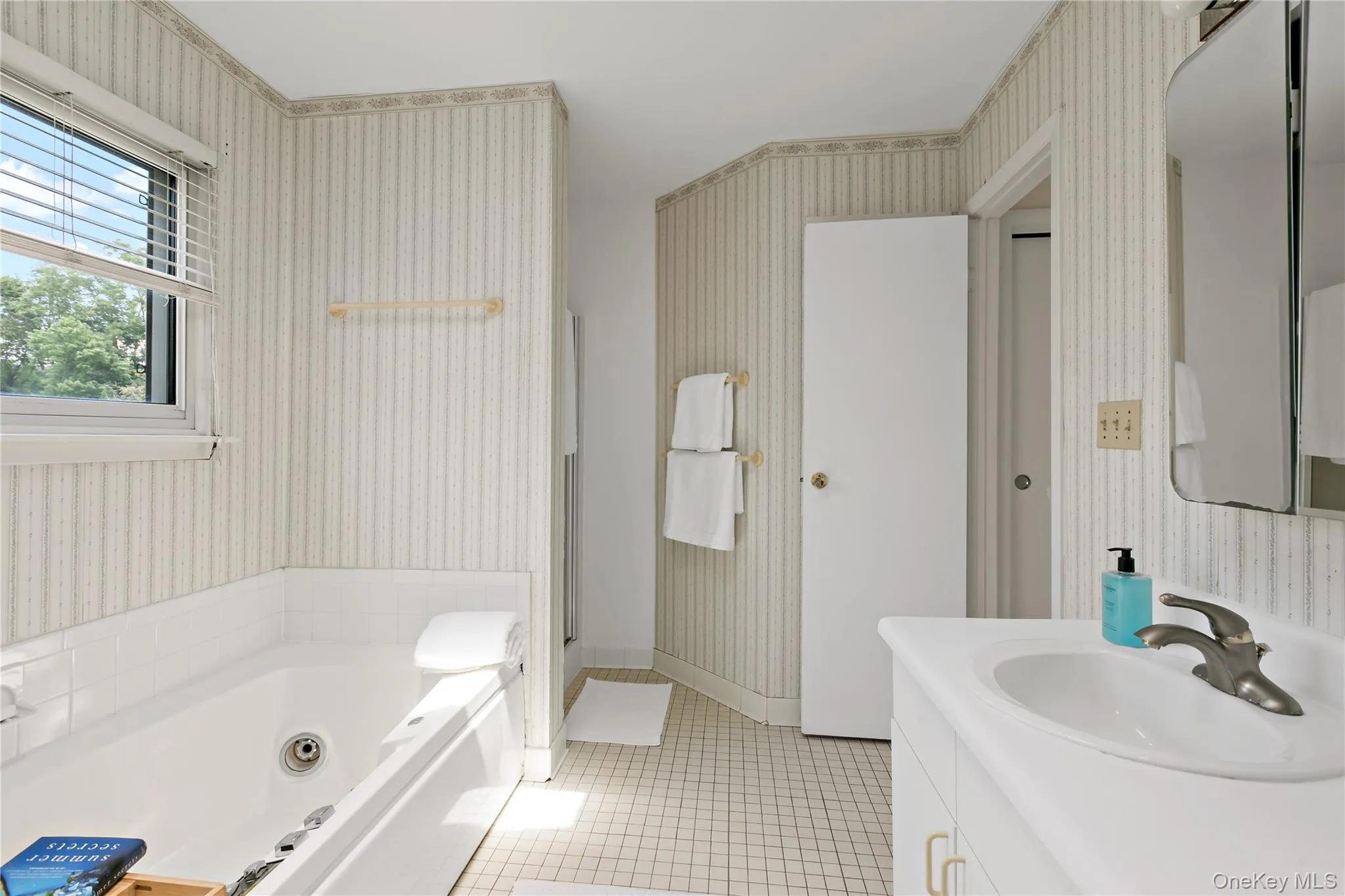 En Suite Large Bathroom with Shower & Separate Tub En Suite Large Bathroom with Shower & Separate Tub