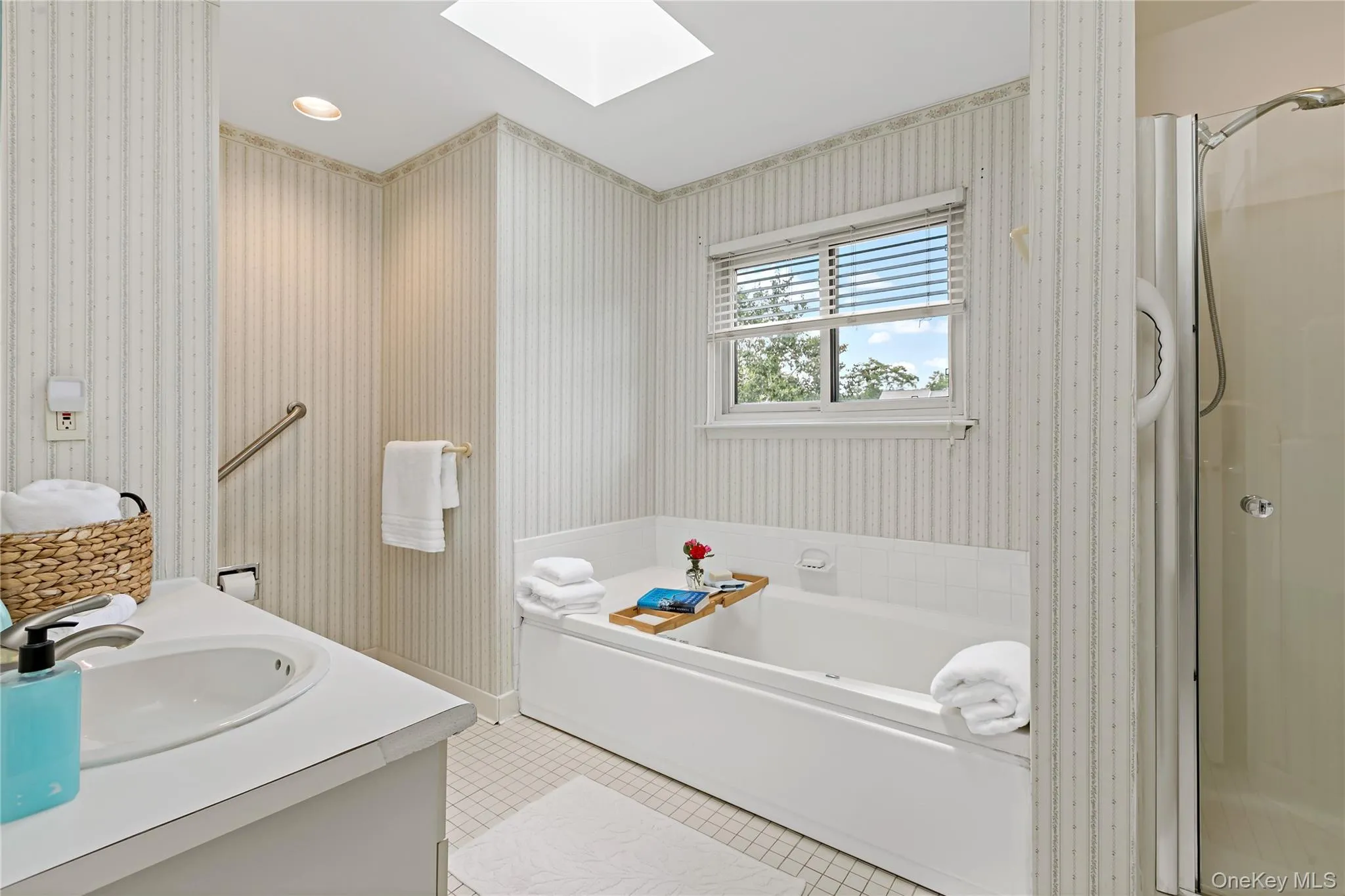 En Suite Large Bathroom with Shower & Separate Tub En Suite Large Bathroom with Shower & Separate Tub