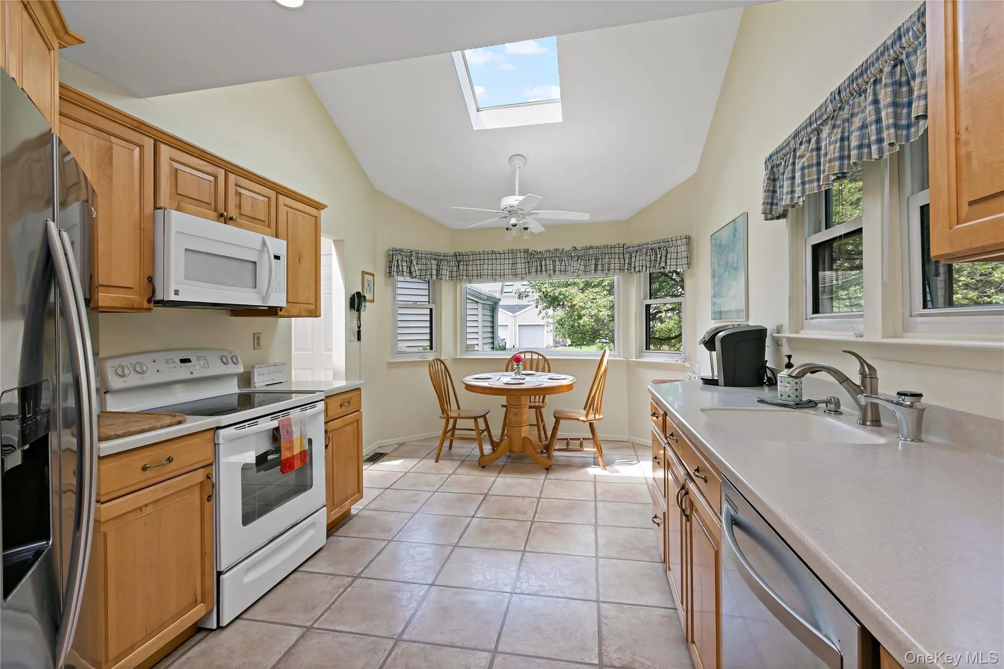 Eat-In-Kitchen with View to Outdoors Eat-In-Kitchen with View to Outdoors
