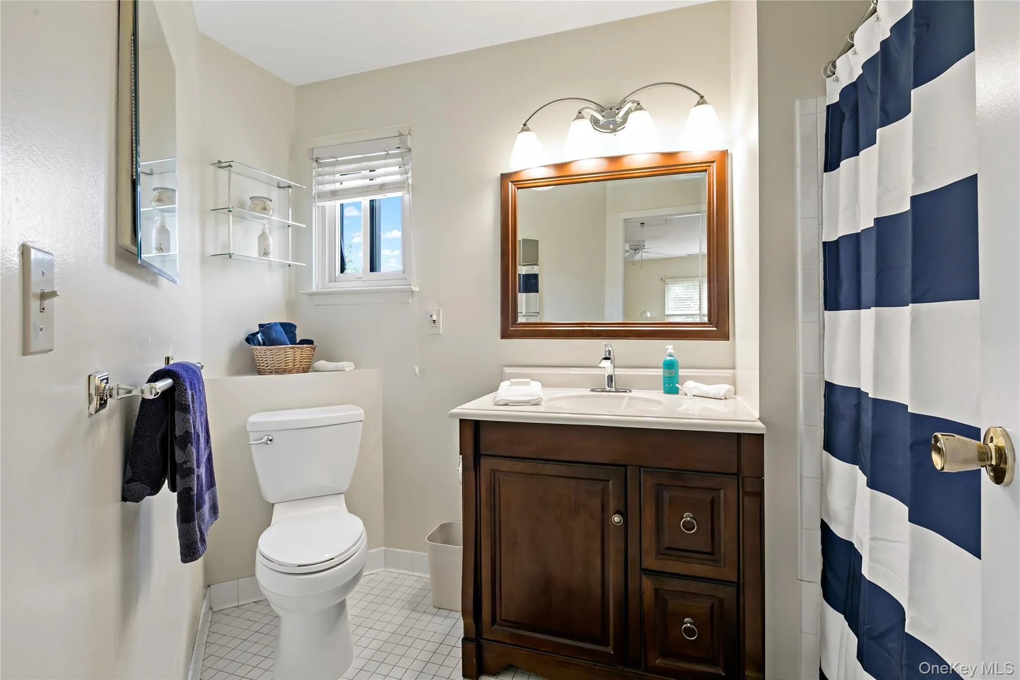 Full Bathroom with Tub/Shower Full Bathroom with Tub/Shower