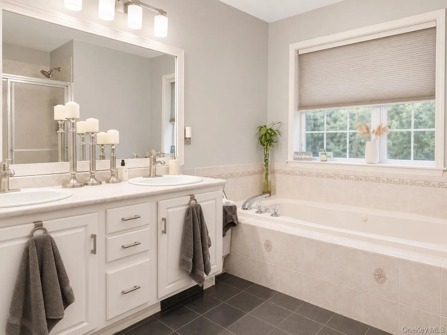 Double sink and Jetted Tub Double sink and Jetted Tub