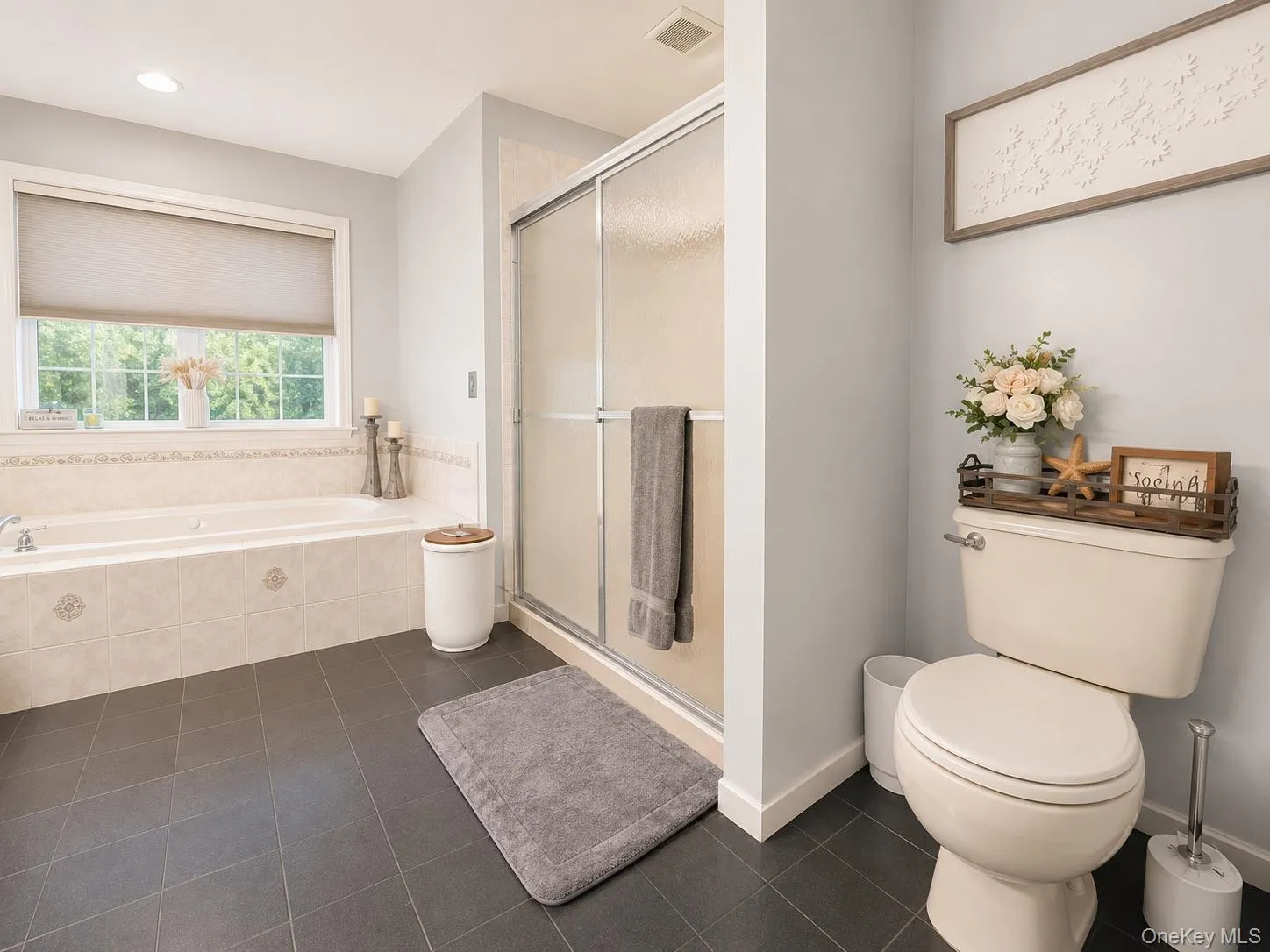 Jetted tub and seperate shower Jetted tub and seperate shower