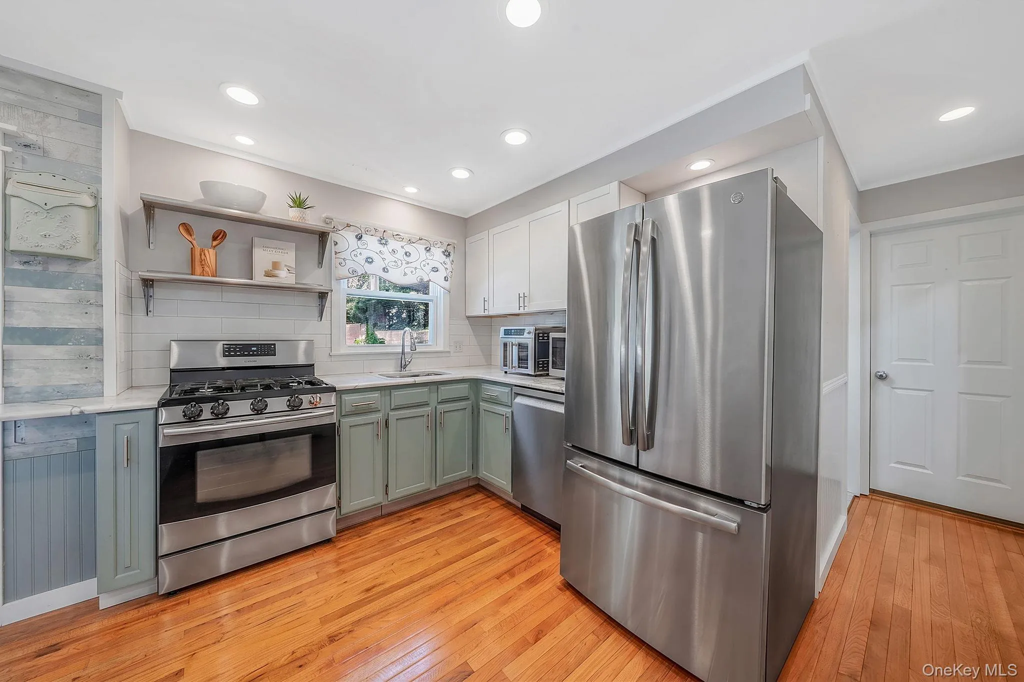 14 Benmor Court, Oyster Bay, NY, 4 Bedrooms Bedrooms, 7 Rooms Rooms,2 BathroomsBathrooms,Residential,For Rent,Benmor,0,KEY1018120 14 Benmor Court, Oyster Bay, NY, 4 Bedrooms Bedrooms, 7 Rooms Rooms,2 BathroomsBathrooms,Residential,For Rent,Benmor,0,KEY1018120